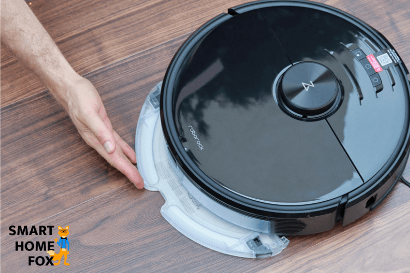 Wischplatte mit Wischtuch wird an den Roborock S6 MaxV von hinten an gestöpselt.